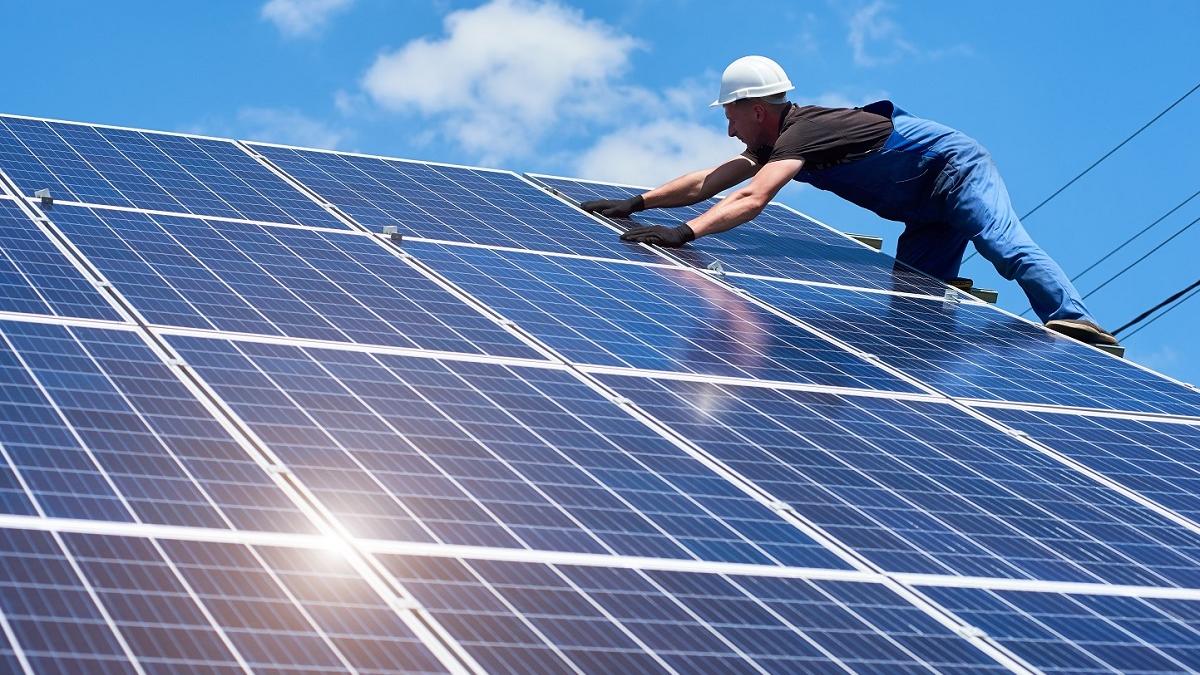 Schimbări importante pentru prosumatori. Ce avanaje au românii cu panouri fotovoltaice