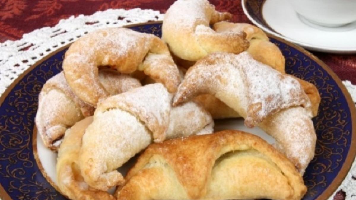 Rețeta tradițională de cornulețe cu gem fragede și delicioase