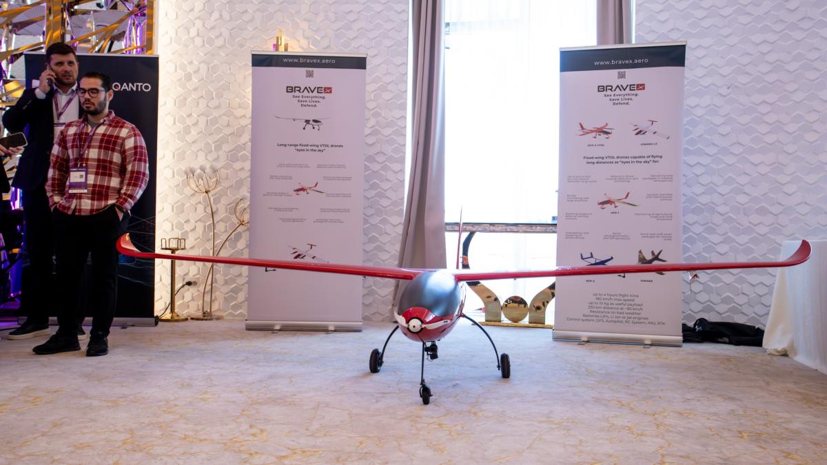 Românii care schimbă viitorul dronelor! BraveX lansează „roiurile zburătoare” controlate de AI – un singur om poate comanda zeci de aparate simultan