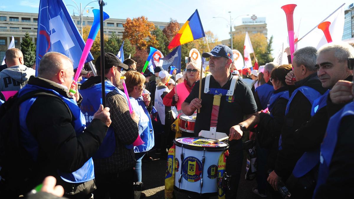 Câteva mii de sindicalişti protestează în Piaţa Victoriei împotriva măsurilor de austeritate