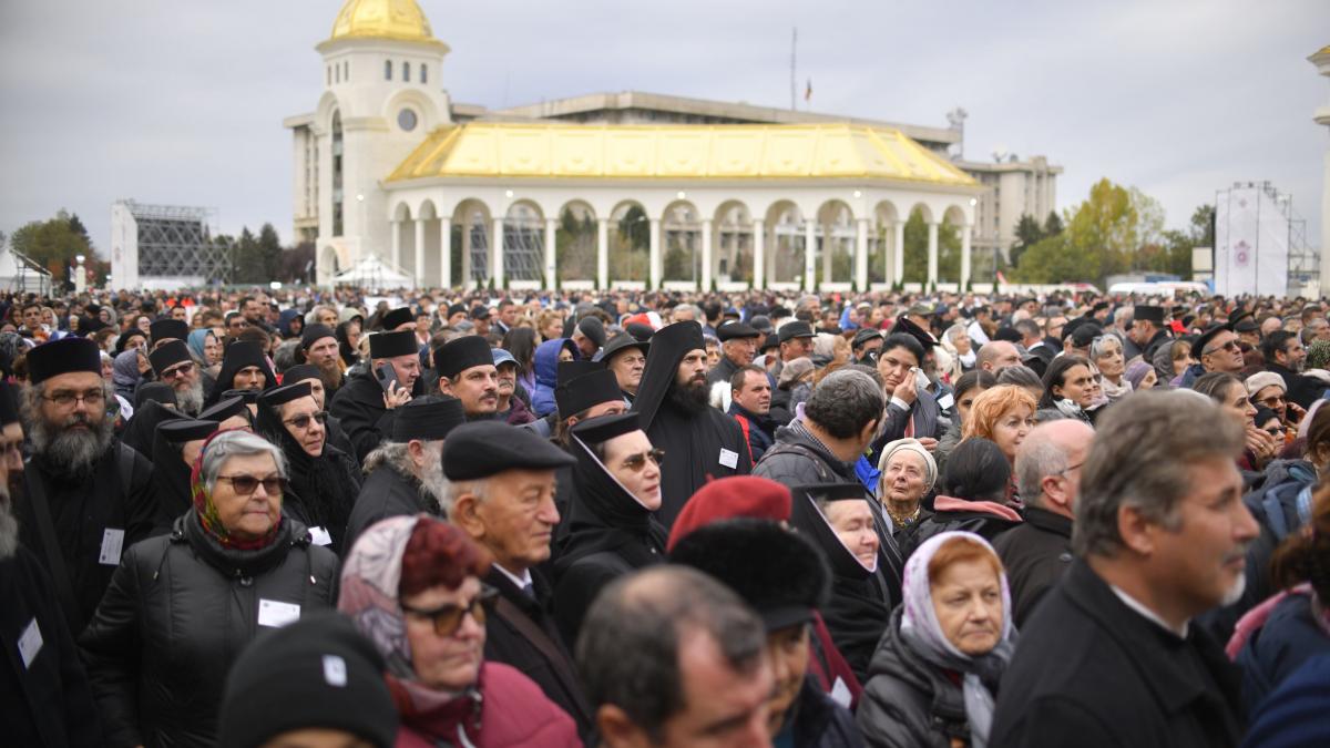 Peste 170.000 de pelerini au trecut prin Sfântul Altar la Catedrala Naţională