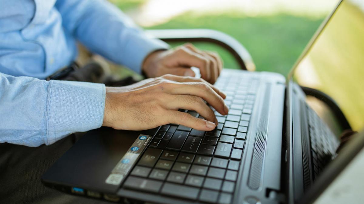 Opt clase cu ore de la distanță pentru cei care „vor să învețe, dar nu pot fi mereu în bancă”