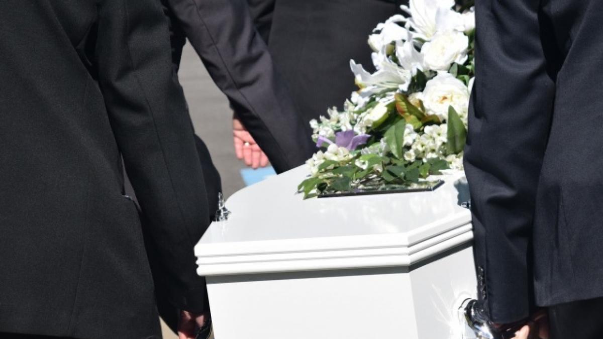 Misterele tradițiilor: De ce ne îmbrăcăm în negru la înmormântări 