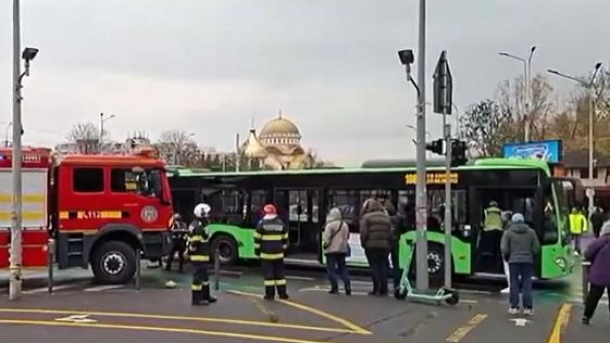 Opt persoane rănite într-un accident între un tramvai și un autobuz în Capitală