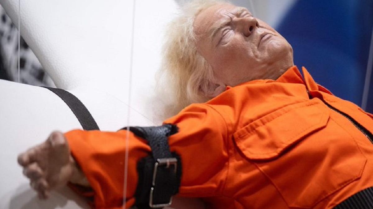 sculptura trump imbracat costum inchisoare legat de cruce elvetia