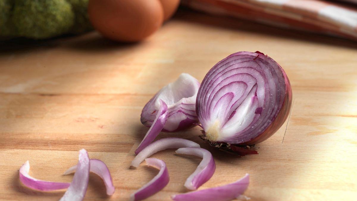 Rețete de iarnă. Cum să murezi ceapa roșie crocantă și aromată