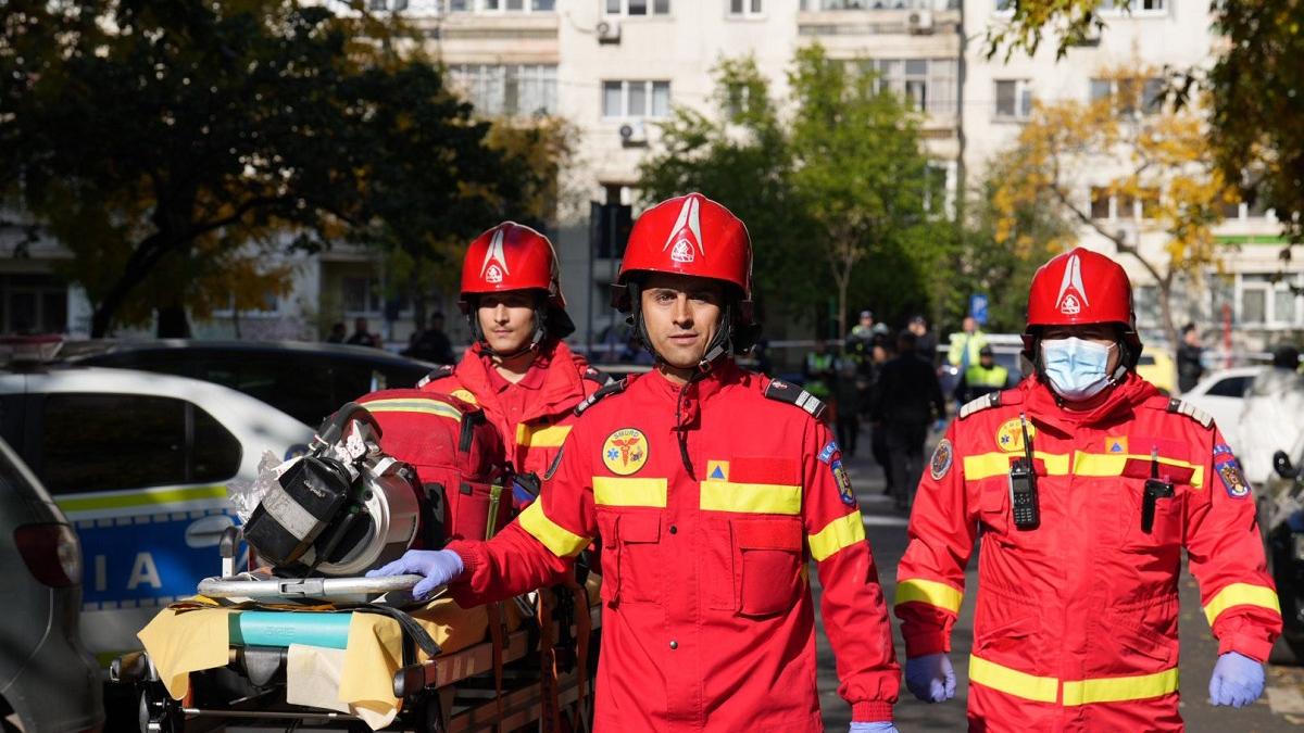 Pompierii evacuează locatari ai unui bloc din Capitală, după ce o țeavă de gaze a fost avariată