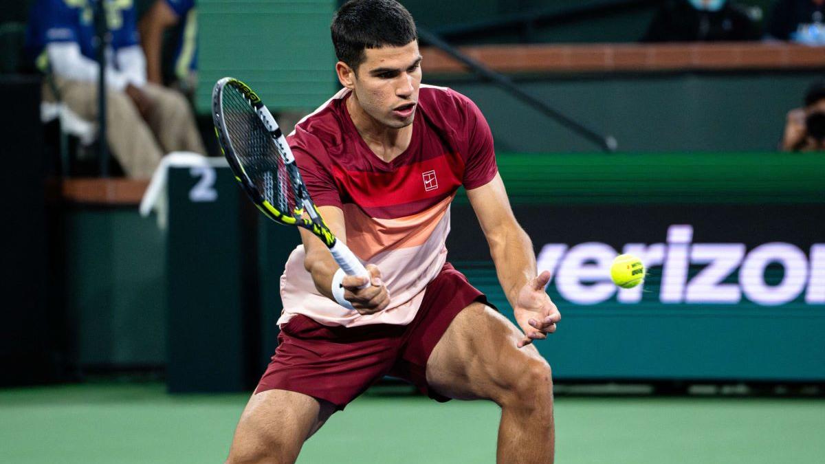 Carlos Alcaraz primește trofeul ATP pentru încheierea anului pe locul 1 mondial