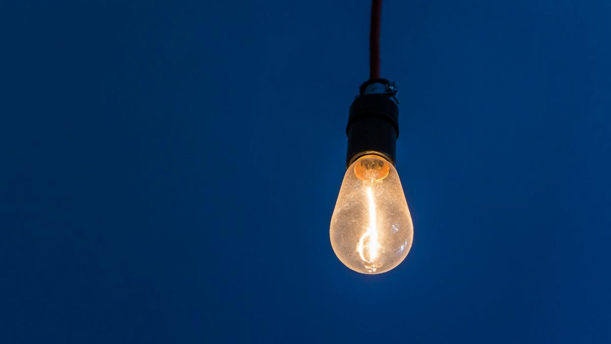 România importă energie chiar și de 1.000 de ori mai scumpă decât cea pe care o exportă