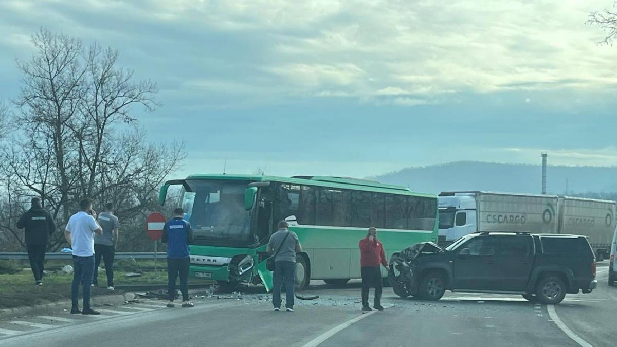 Autocarul echipei de handbal CSM Sighișoara, implicat într-un accident în drumul spre Baia Mare