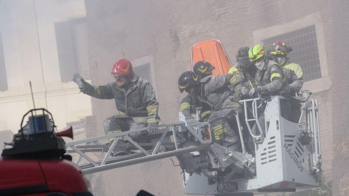 Incendiu de proporții din Capitală: 17 persoane au fost transportate la spital. Un pacient în stare gravă