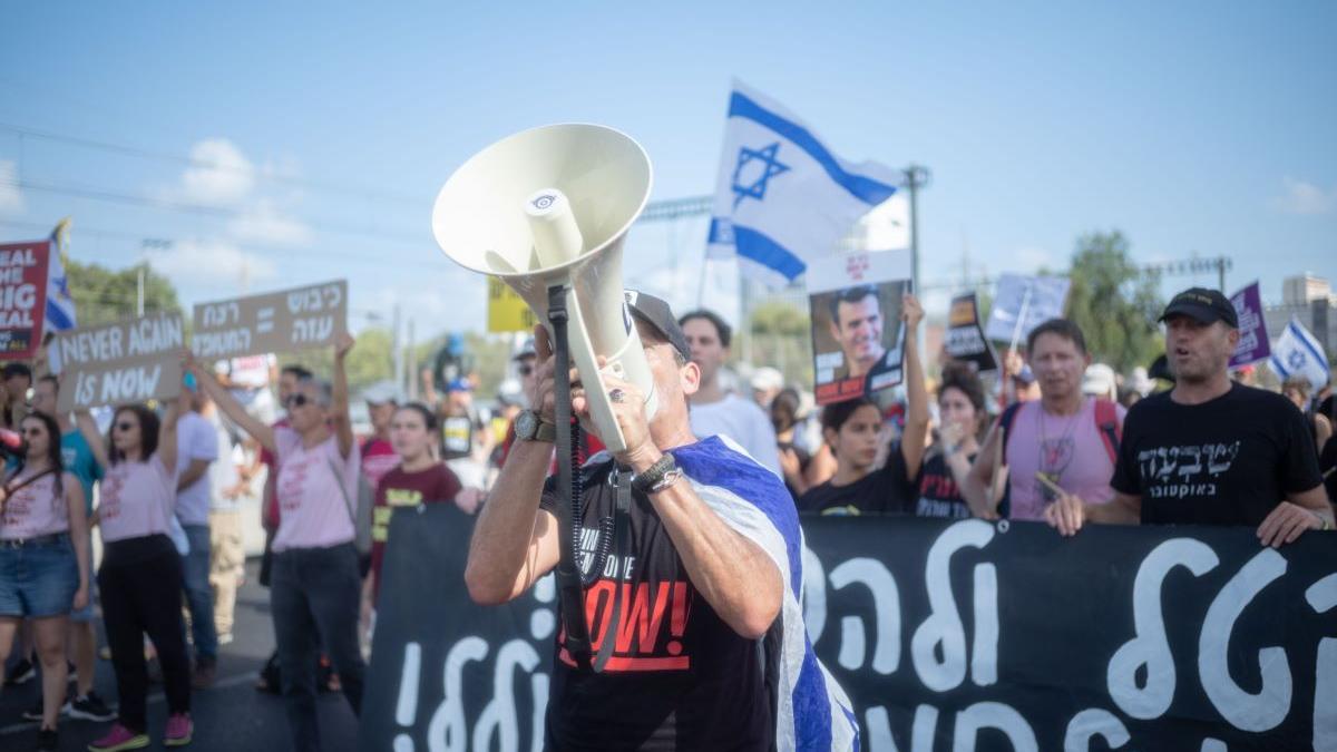 Protest de amploare la Tel Aviv: Mii de oameni cer anchetarea tragediei din 7 octombrie 2023