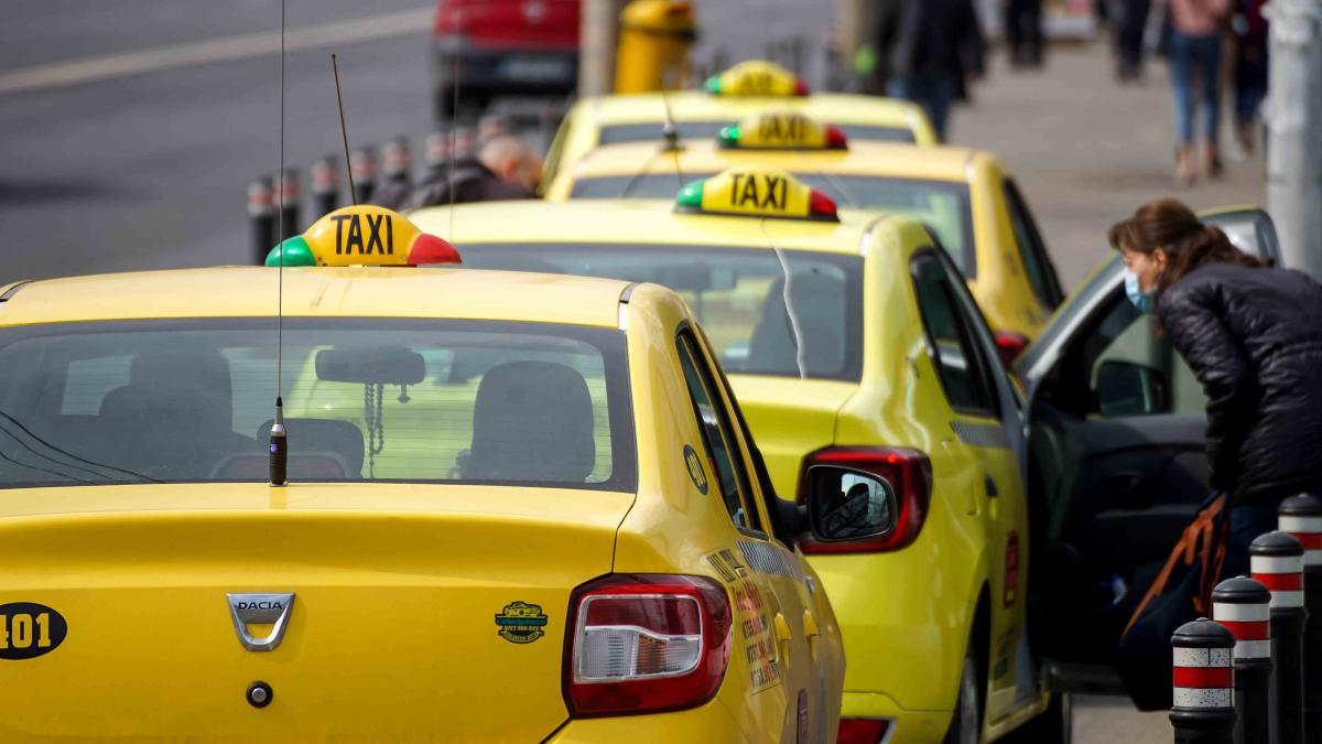 Un bărbat a refuzat să plătească o cursă, l-a bătut pe taximetrist și i-a furat mașina