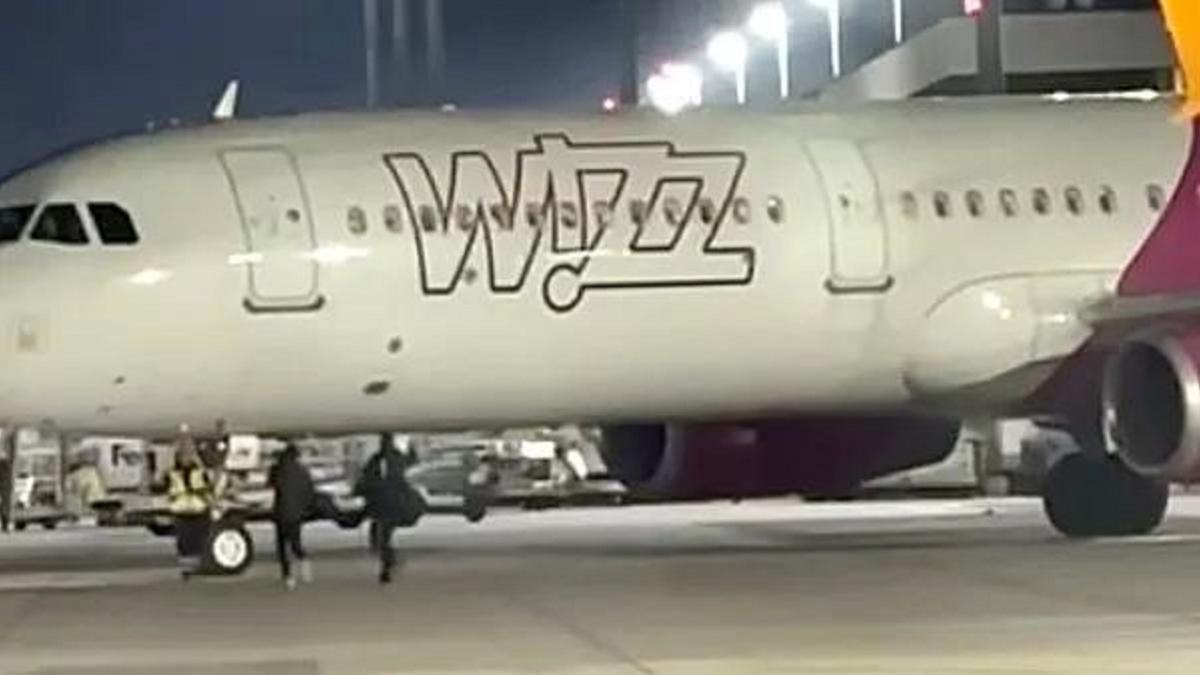 Viața bate filmul! Doi români au fugit pe pistă la Köln ca să oprească un avion Wizz Air