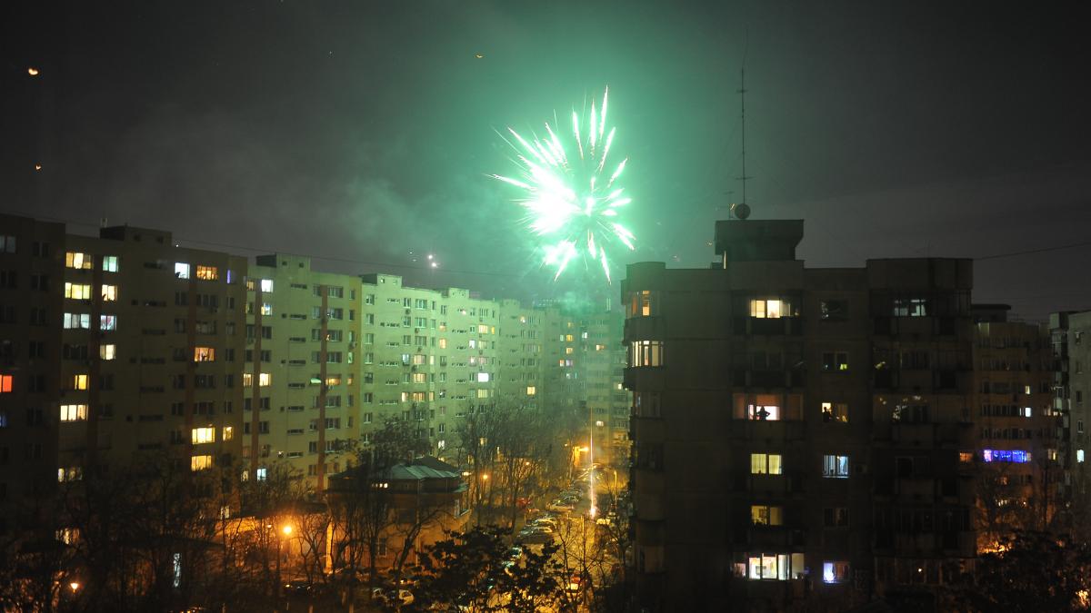 Peste 9.000 de bucureșteni cer interzicerea petardelor și artificiilor de Revelion în Capitală