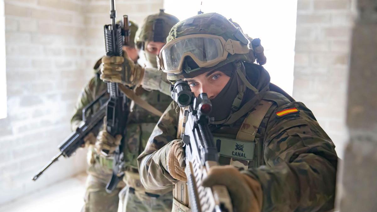 O țară neutră ar putea introduce serviciul militar obligatoriu pentru bărbați și femei