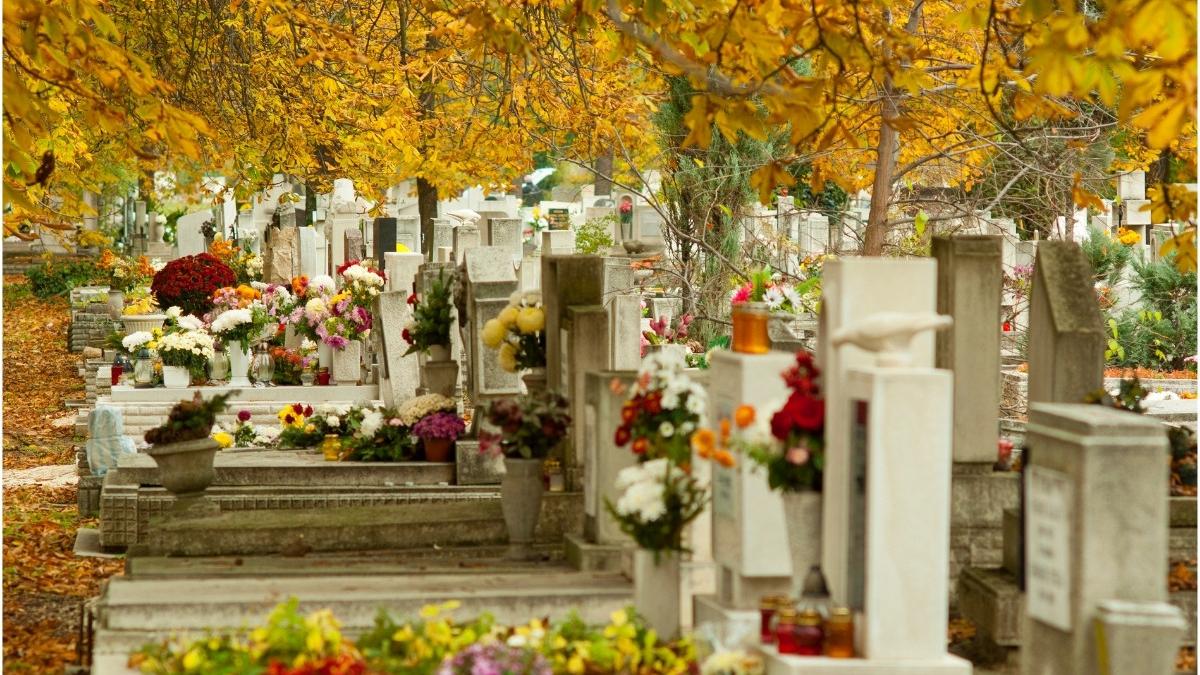 Cum organizezi o înmormântare astfel încât să îți faci datoria, dar nici să nu cheltui o avere