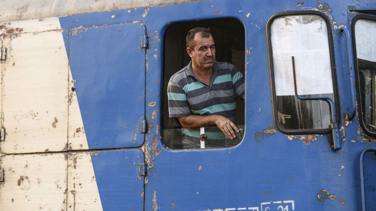 Incident grav în Caraș-Severin. Un tren al CFR a lovit un echipament feroviar