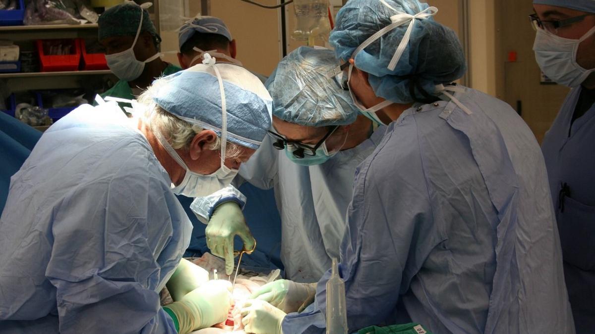 Chirurg acuzat de zeci de pacienți că a greșit operații pe creier și coloana vertebrală
