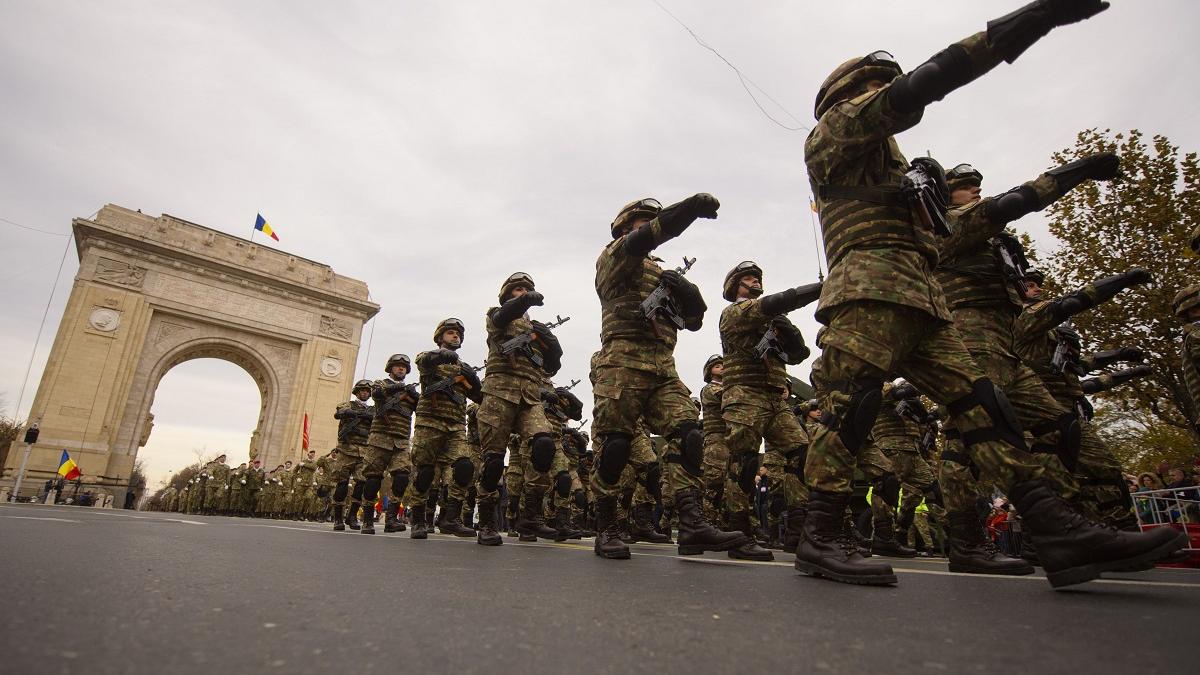 militari romani si straini din structurile nato defilare pe sub arcul de triumf