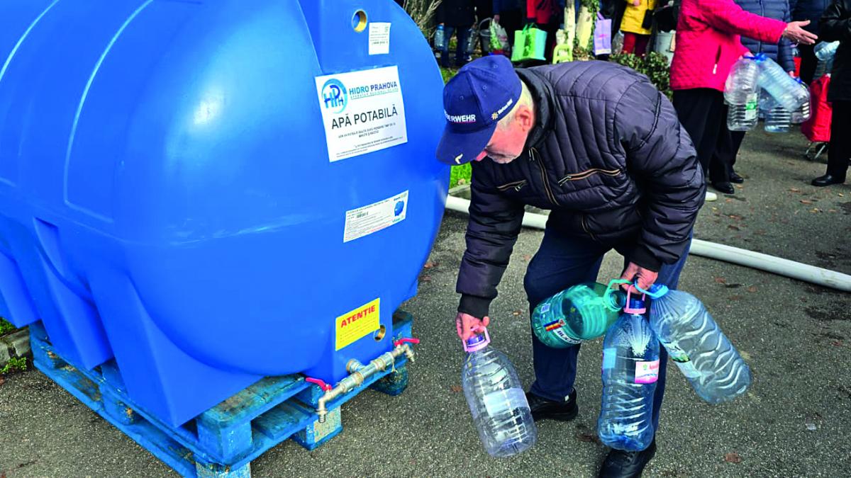 Peste 100.000 de prahoveni cară apa în bidoane. Doar comuna Cornu are apă potabilă, în zona afectată de colmatarea barajului de la Paltinu