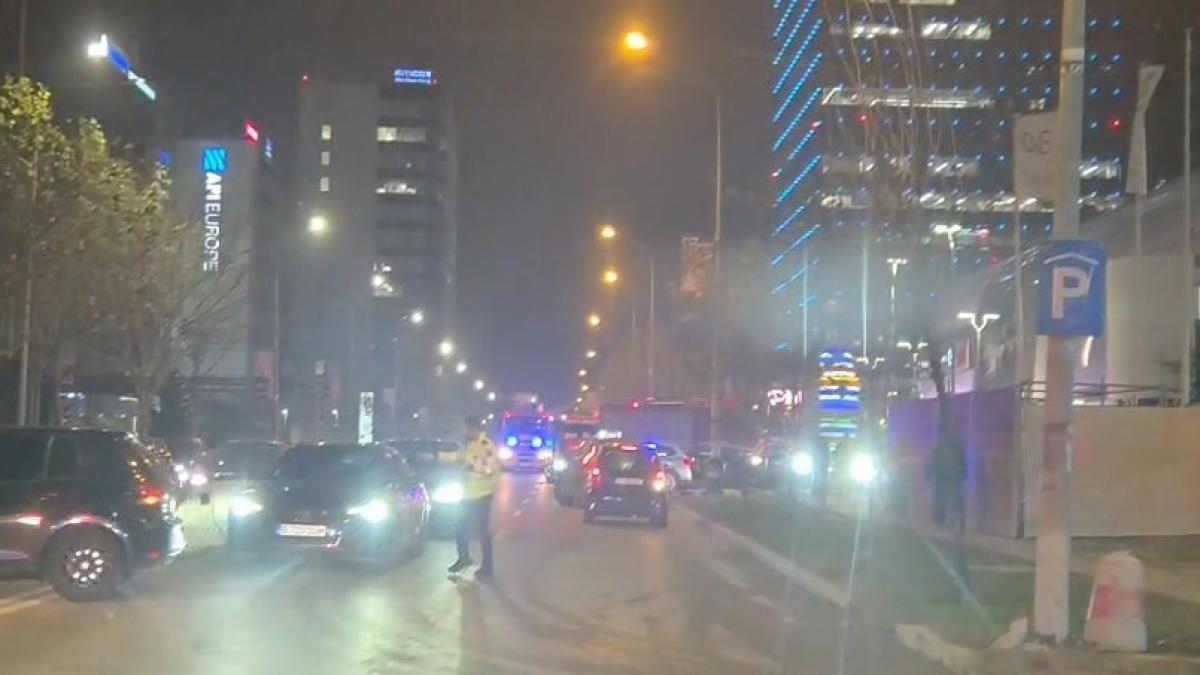 Incendiul din mallul de pe Calea Floreasca a fost lichidat, s-a reluat accesul în interior