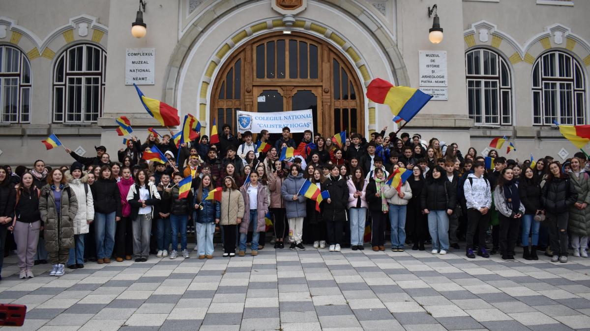 Tradiție, identitate și mândrie națională. Cum au celebrat elevii Colegiului „Calistrat Hogaș” din Piatra-Neamț Ziua Națională a României