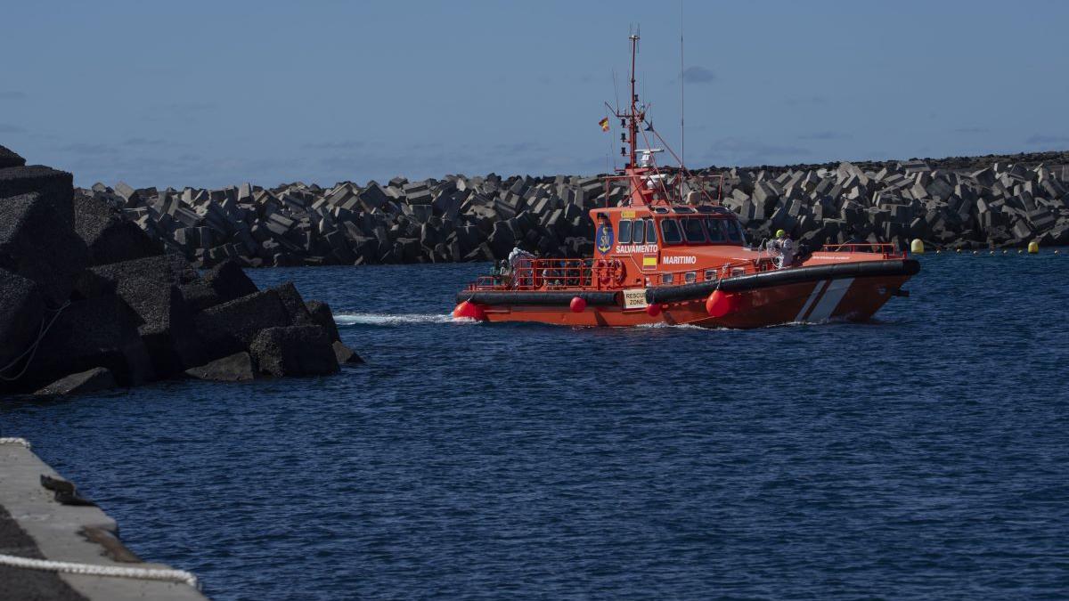 UPDATE Tragedie în Tenerife: Doi români au murit după ce au fost surprinși de valurile uriașe ale oceanului