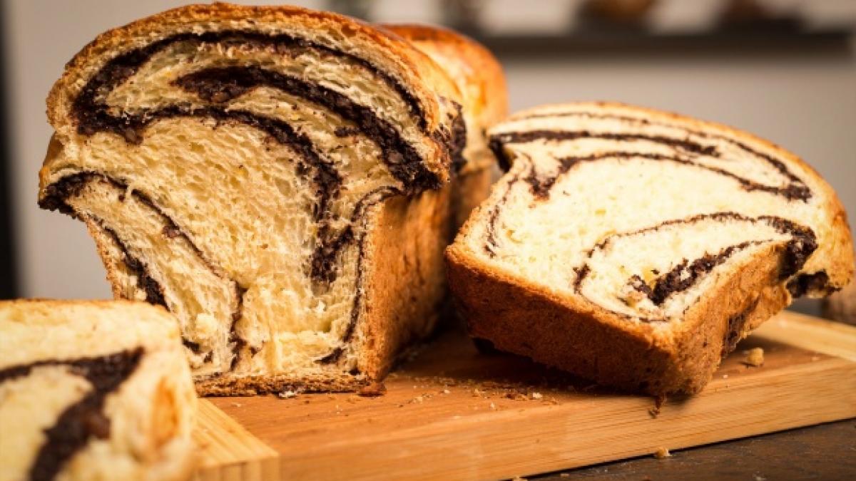 Desertul tradițional de Crăciun: Cum să prepari un cozonac pufos cu nuci, rahat și cacao