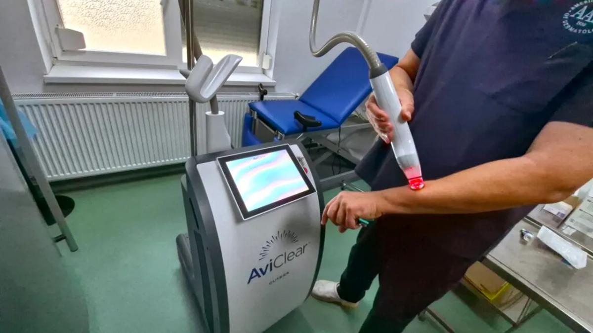 Premieră în România. Unde se află singurul aparat laser de ultimă generație care tratează acneea