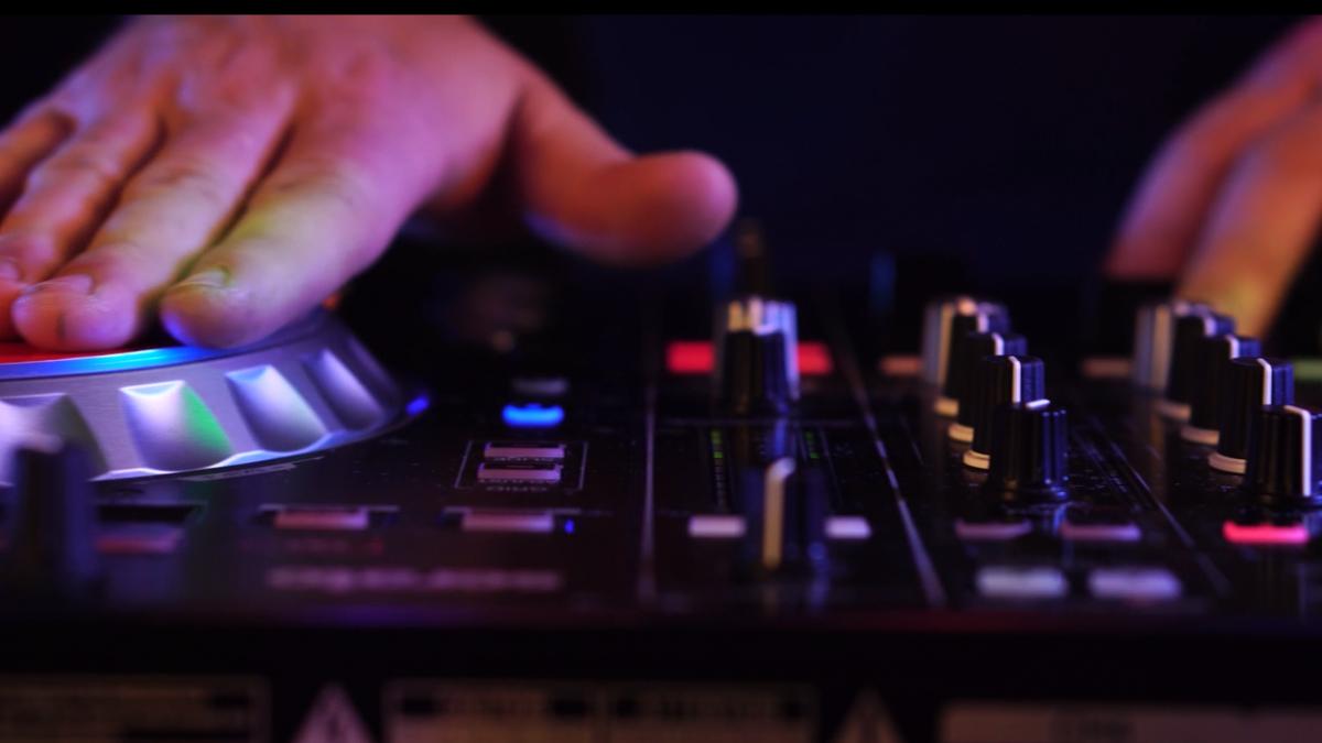 au compus pentru armin van buuren si david guetta acum o fac pentru ei si au cucerit lumea cum suna primul album de dance romanesc