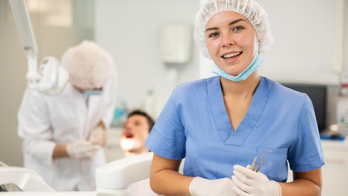 Ce materiale sunt ideale pentru costumele medicale de zi cu zi?