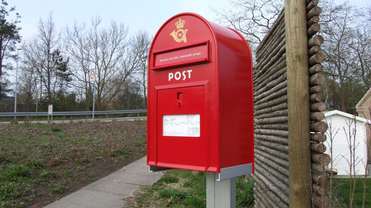 Sfârșitul unei tradiții: Poșta daneză își închide porțile după 400 de ani. Emblematicele cutii roșii vor dispărea