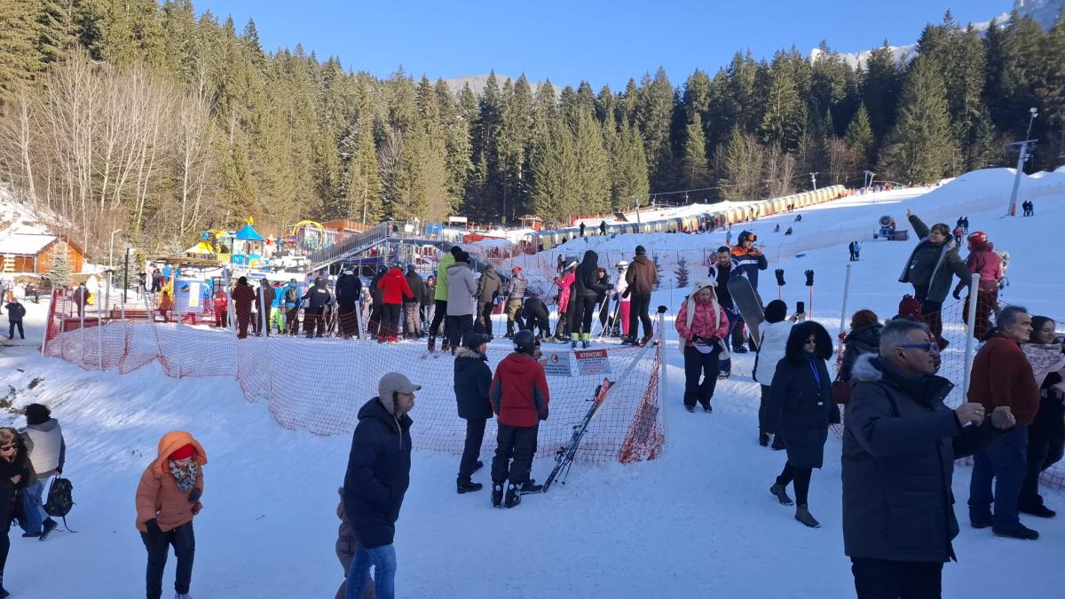 Accident grav pe pârtie la Predeal: O femeie care se dădea cu sania și-a pierdut cunoștința, după ce a fost lovită de o altă sanie