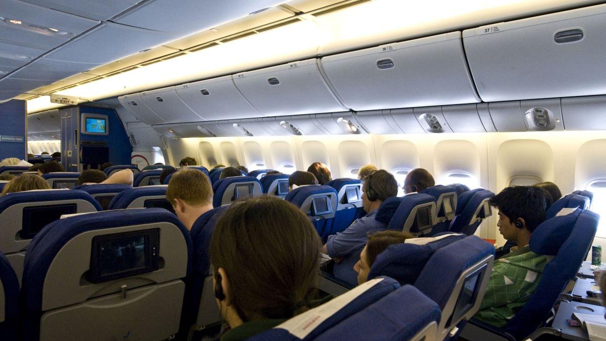 15 alimente de evitat înainte de zbor: ce să NU mănânci în aeroport ca să nu-ți strici călătoria