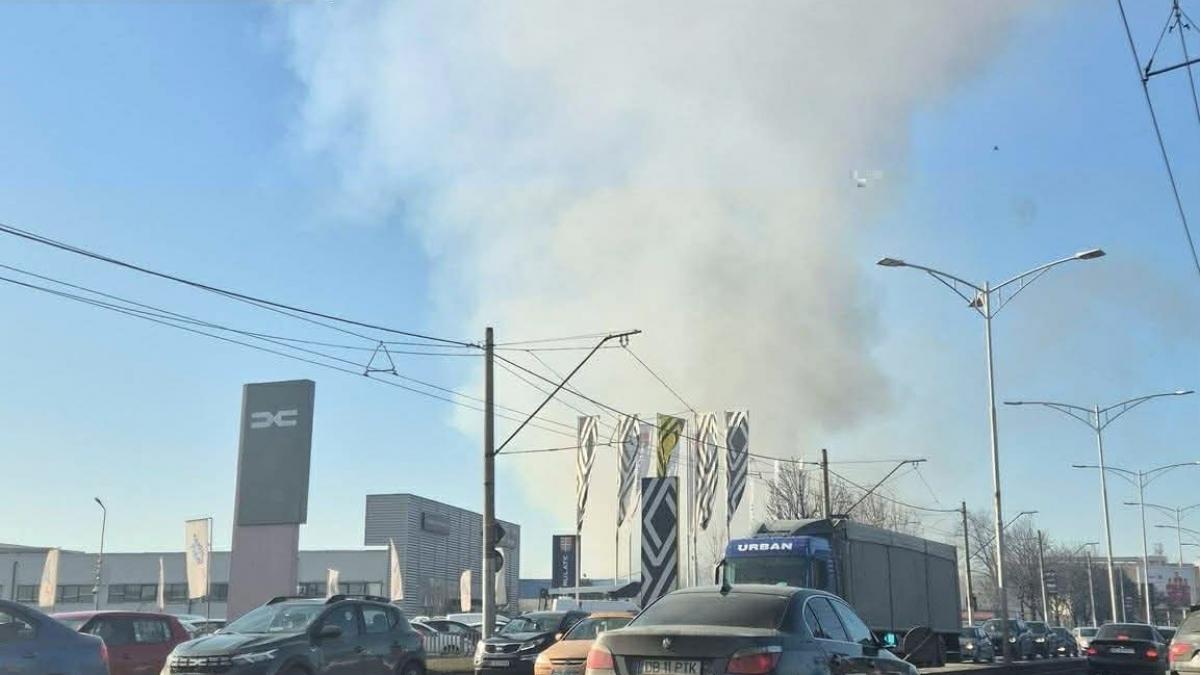 Incendiu uriaș în Sectorul 6. Degajări masive de fum pe Bulevardul Iuliu Maniu. Avertisment de la Ministerul Mediului