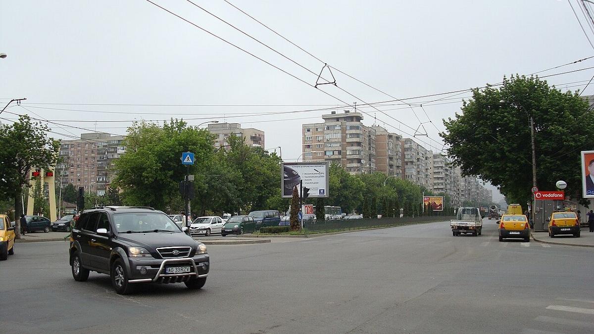 Stație de sortare semiîngropată, înconjurată de o pădure urbană, în Sectorul 6