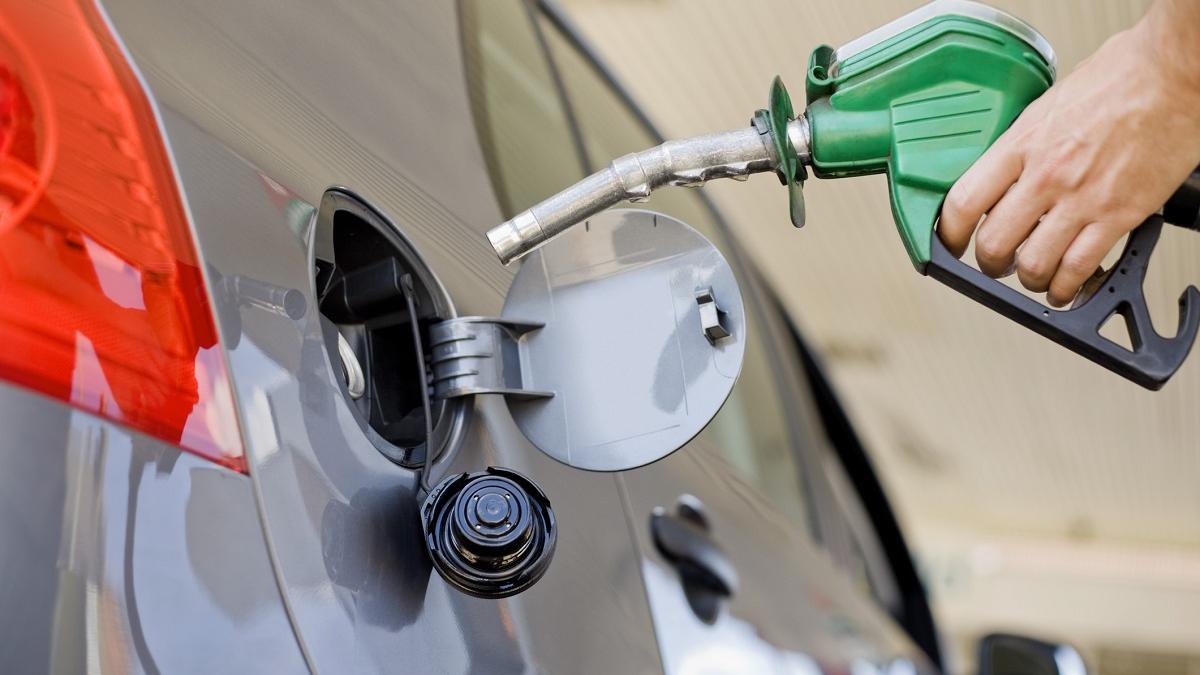 Carburanții se scumpesc de la 1 ianuarie: Cu cât cresc noile accize prețurile la pompă