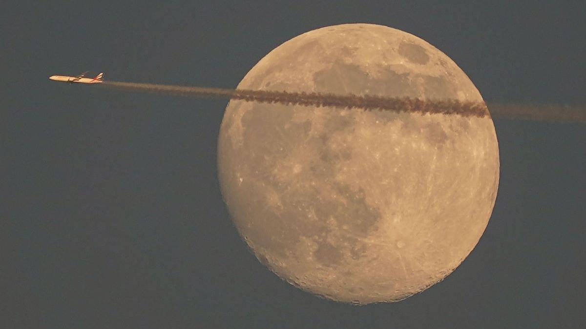 Luna Lupului și credințele iernii. Când se vede prima superlună din 2026?