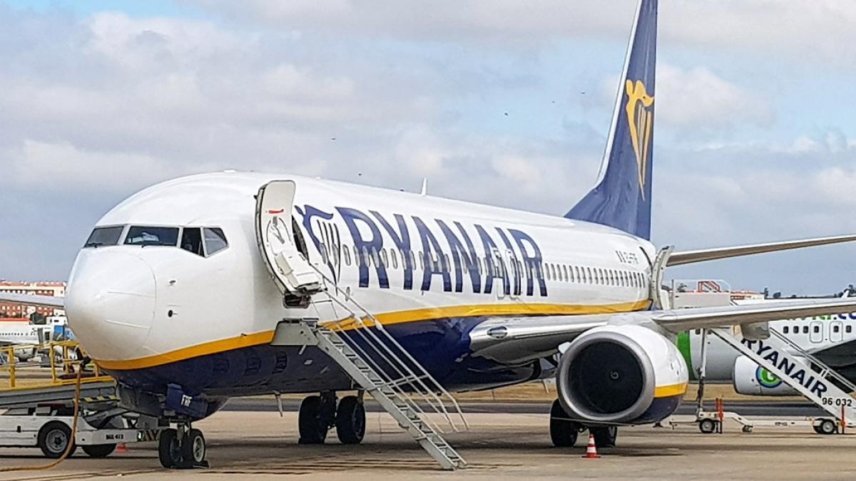 O companie aeriană low-cost ar putea elimina rute din România