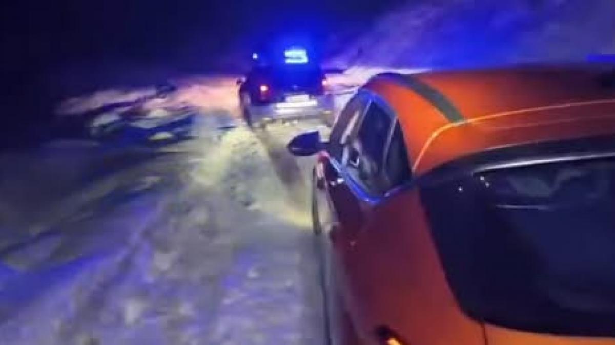 O familie cu doi copii, blocată în mașină din cauza zăpezii