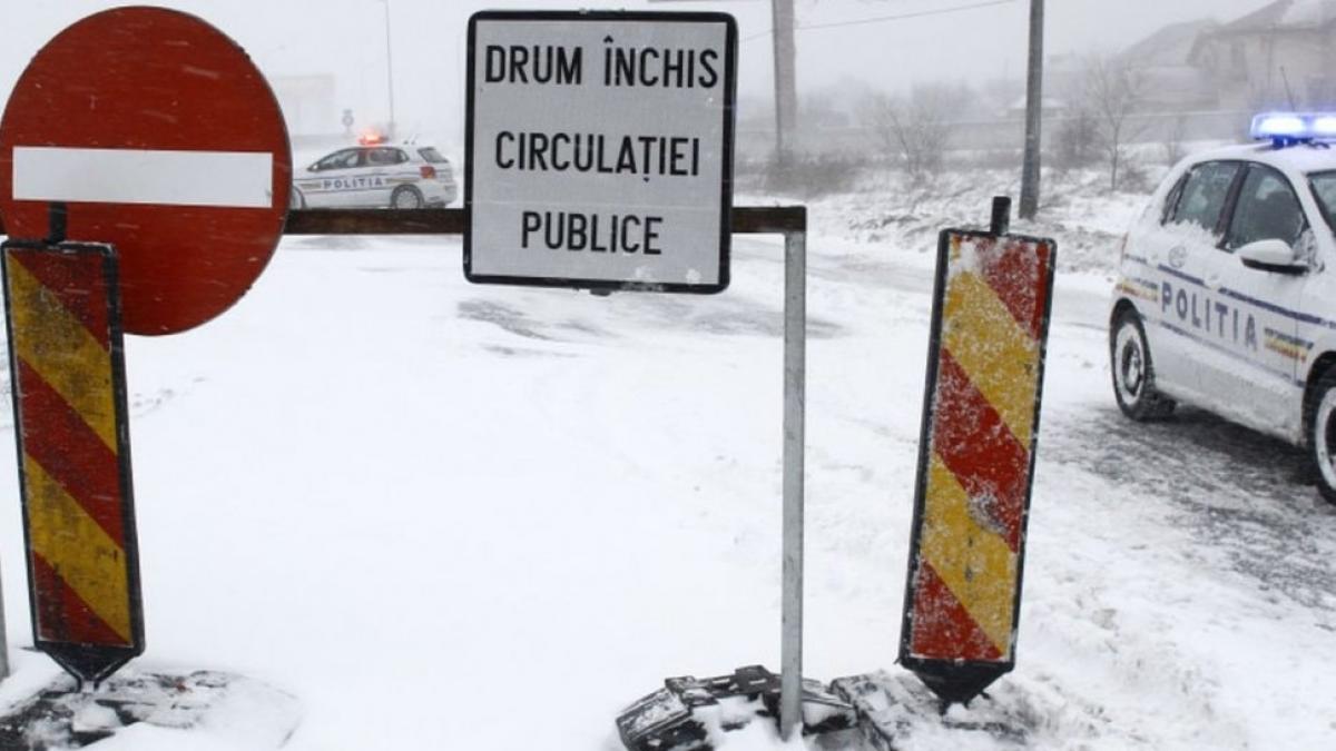Trafic oprit din cauza zăpezii pe două drumuri naționale, în Caraș-Severin