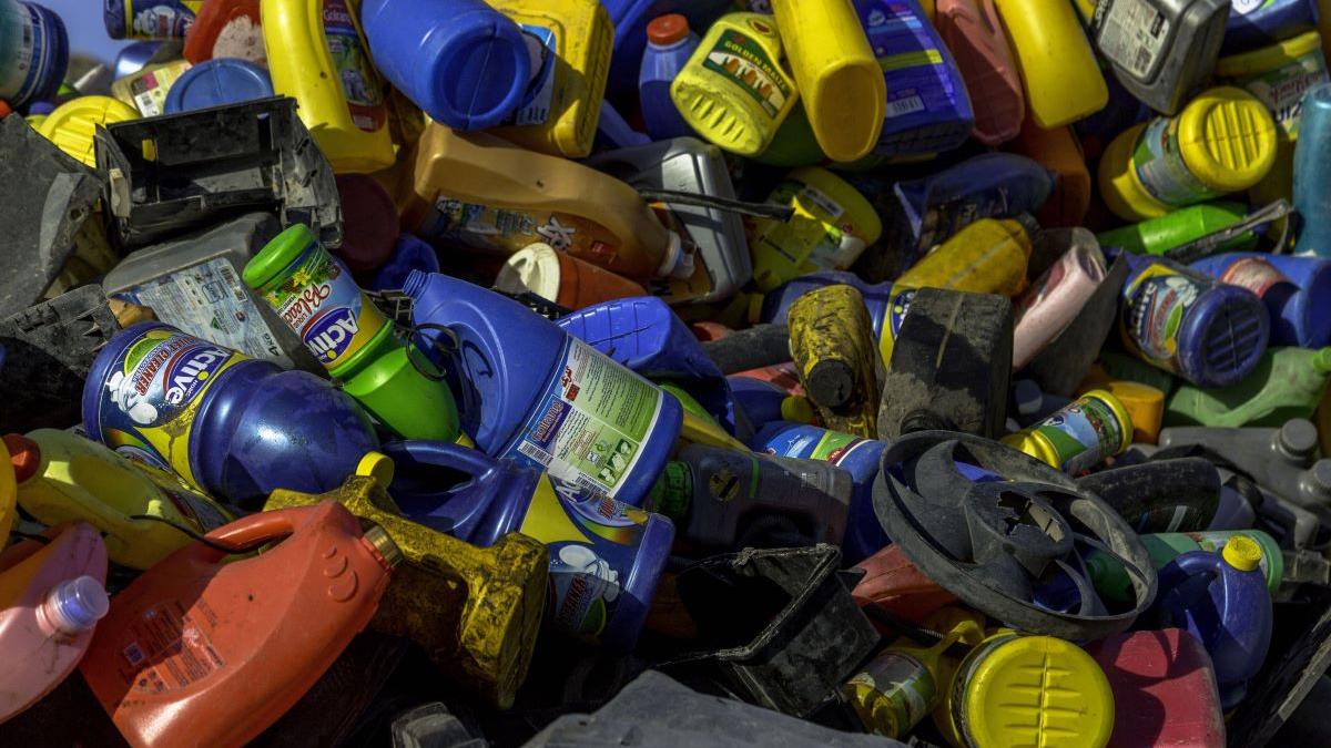 Plasticul sufocă Europa: UE produce 58 de milioane de tone anual și schimbă regulile jocului