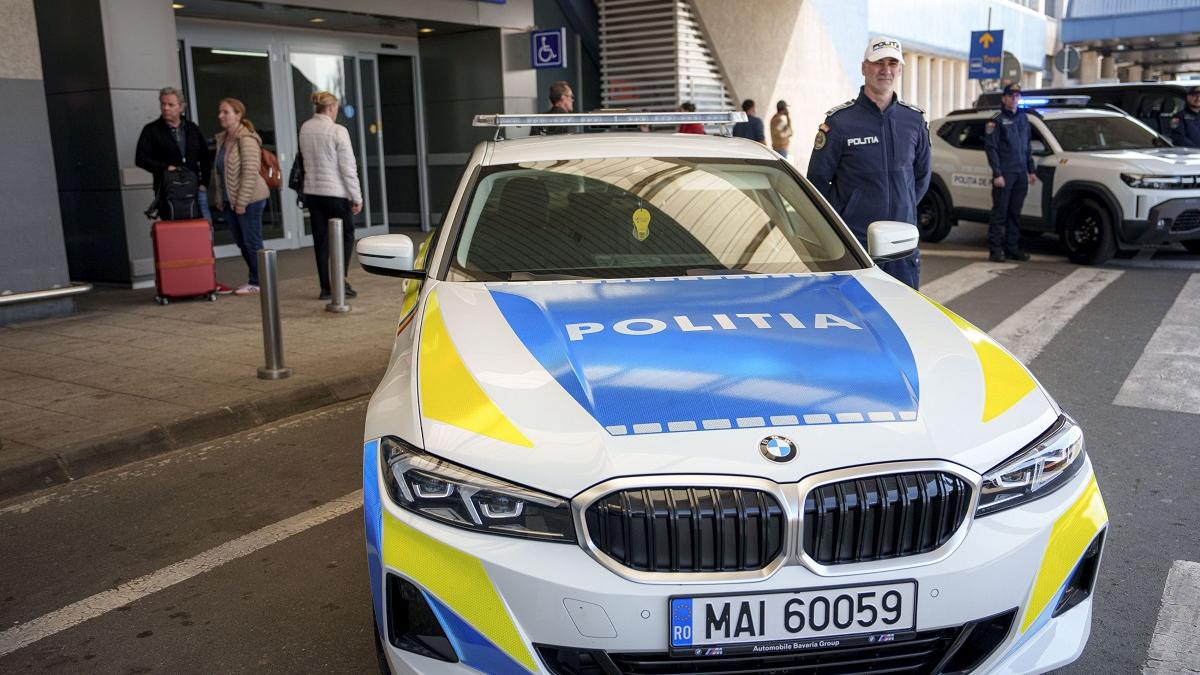 Bijuterii, ceasuri și sume de bani, în valoare de 3 milioane euro, descoperite în bagajele a două românce, la Otopeni