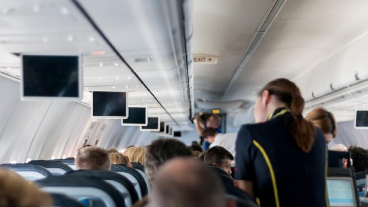 Interdicție majoră la bordul avioanelor: Obiectul pe care pasagerii nu îl mai pot folosi în timpul zborului