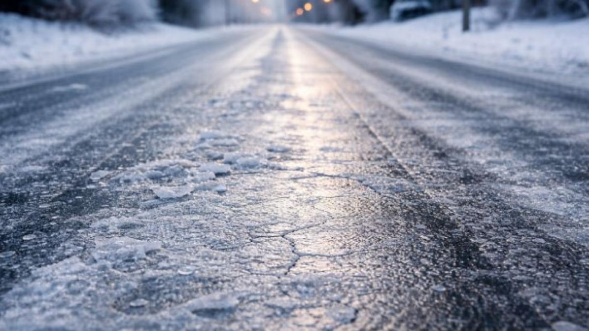 Șosea acoperită cu gheață în Vaslui, după o avarie la conducta de apă