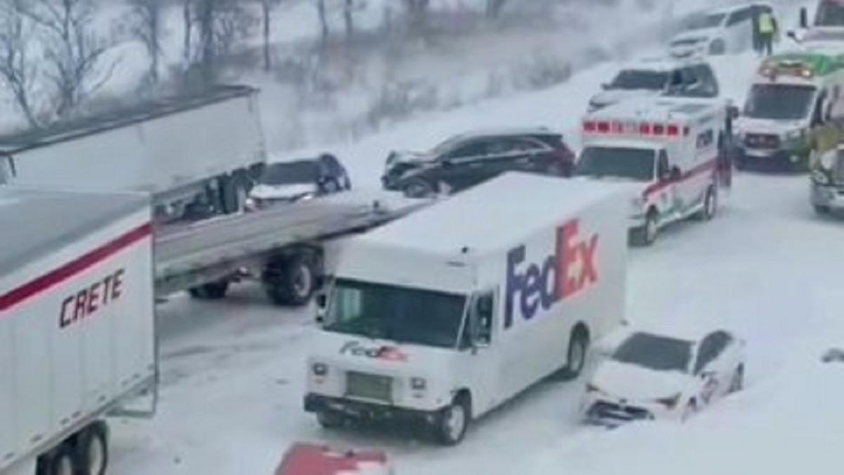Carambol în Michigan: Peste 100 de mașini, implicate într-un un accident în lanț pe o autostradă