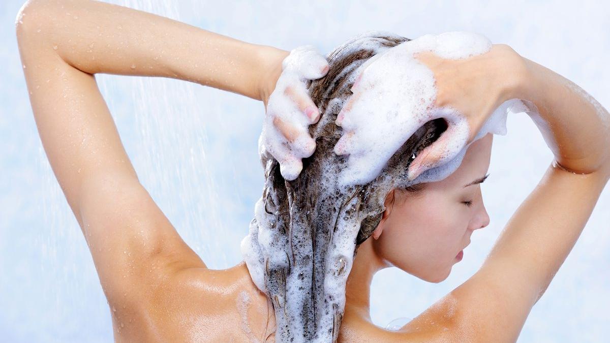 Cât de des ar trebui să îți speli părul? Sfaturile unui dermatolog