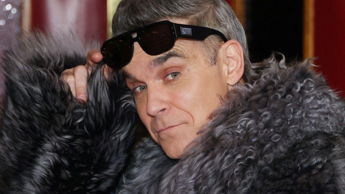 Robbie Williams face istorie. Noul album depășește Beatles în topurile din Marea Britanie