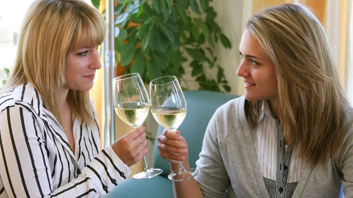 Horoscop 2026: lunile de naștere care trebuie să se relaxeze cu un pahar de vin